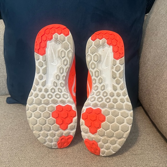 Nike FS Lite Run 3 Shoe - Neon Orange/White - 6.5 - Picture 6 of 8